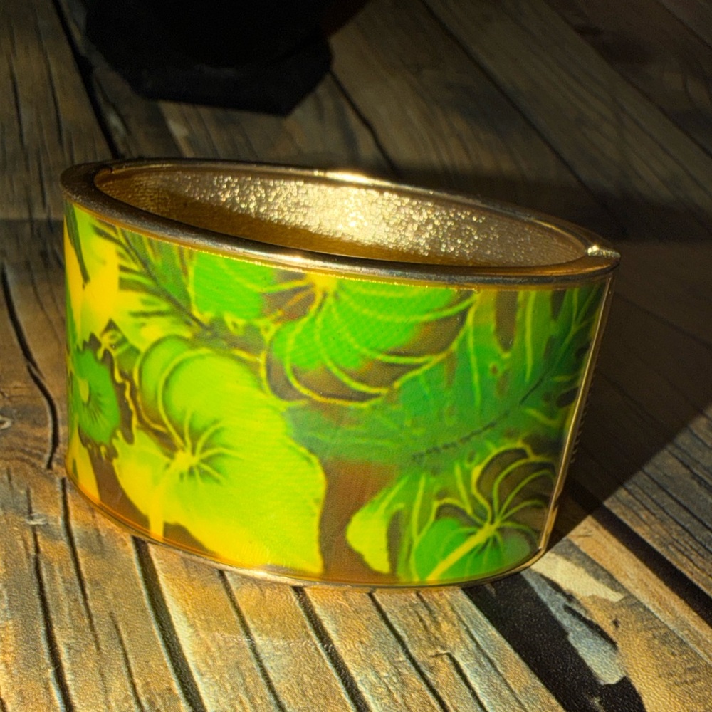 tropical-themed hinged‎ bangle featuring a lush green leaf pattern